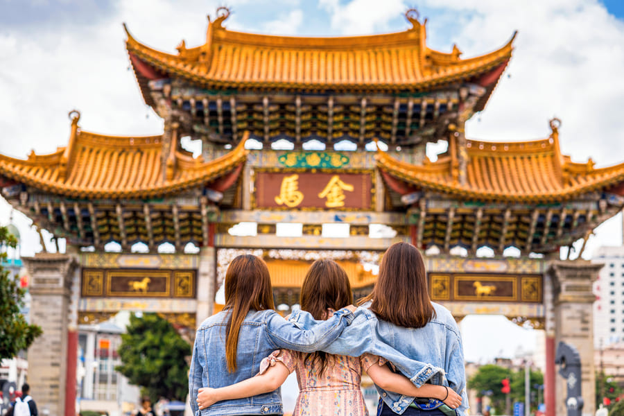 Familia de vacaciones frente a Templo Budista de Zhanghua