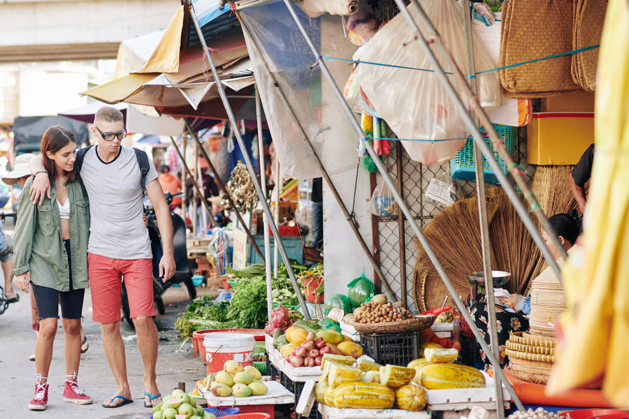 Turistas de paseo en el mercado Chino